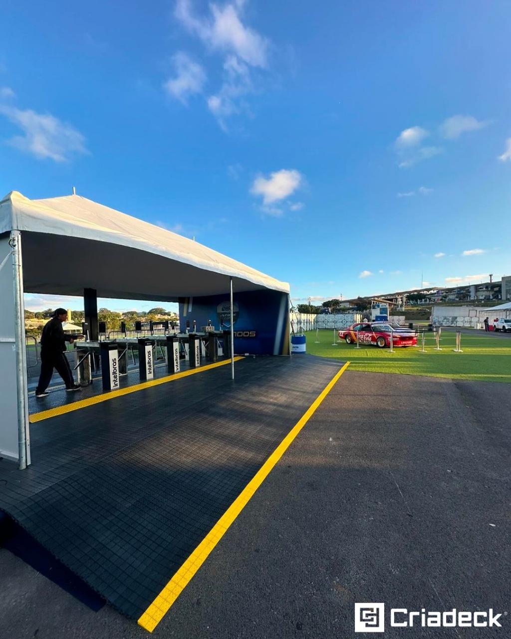 Pisos Pixel Criadeck Reforçam Segurança e Acessibilidade na Stock Car 45 anos em Interlagos.